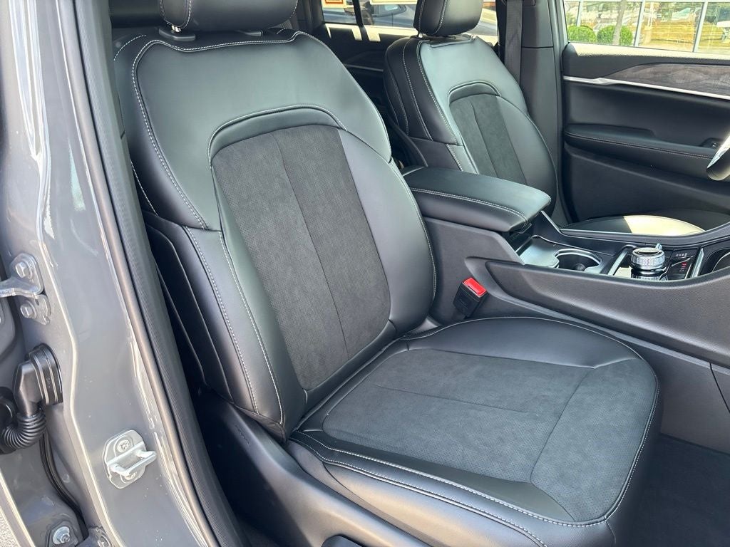 2027 Jeep Grand Cherokee Laredo Altitude