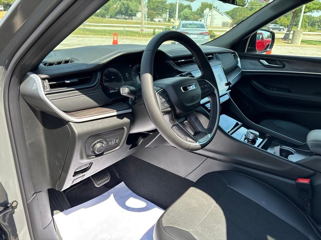 2027 Jeep Grand Cherokee Laredo Altitude
