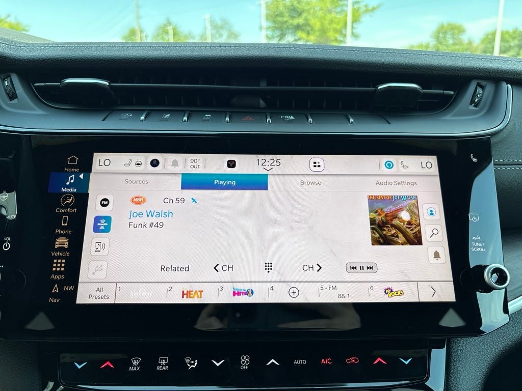 2027 Jeep Grand Cherokee Laredo Altitude