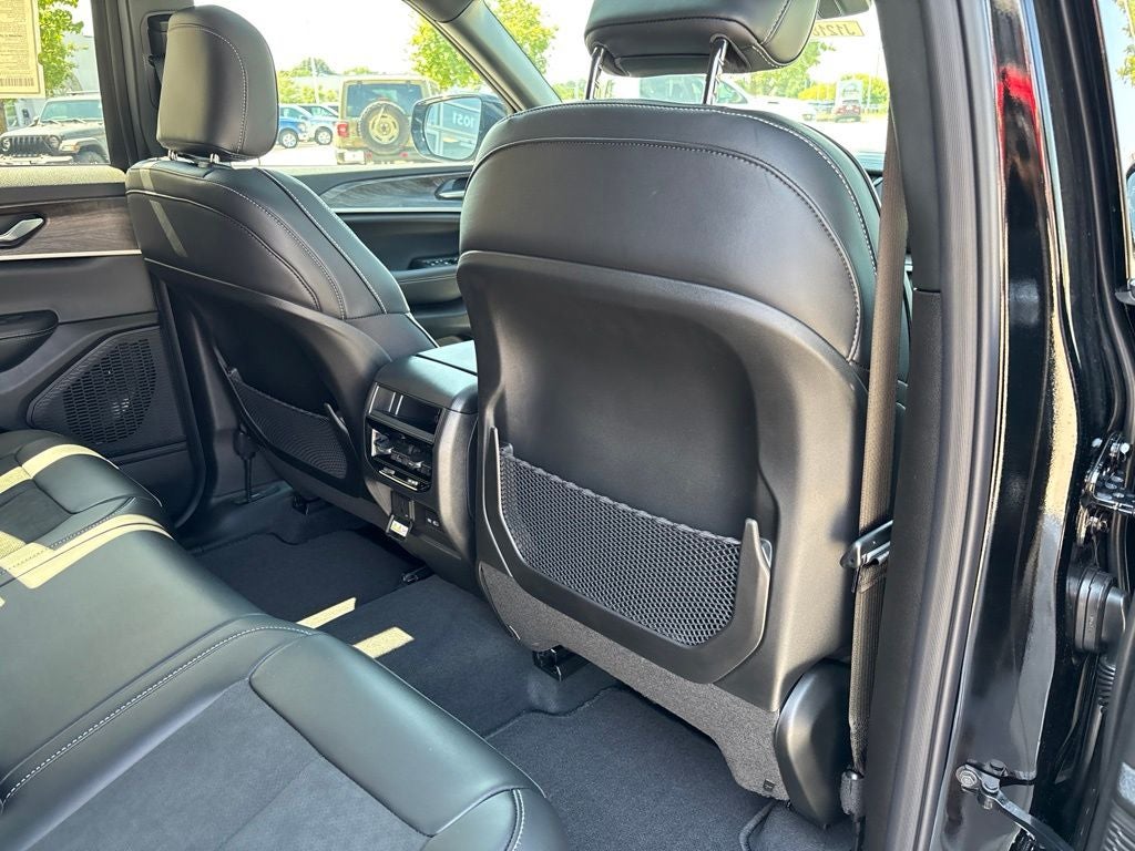 2027 Jeep Grand Cherokee Laredo Altitude