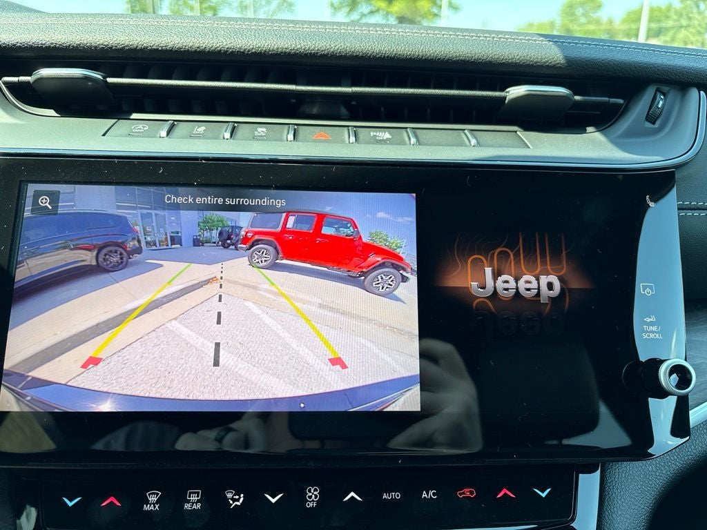 2027 Jeep Grand Cherokee Laredo Altitude