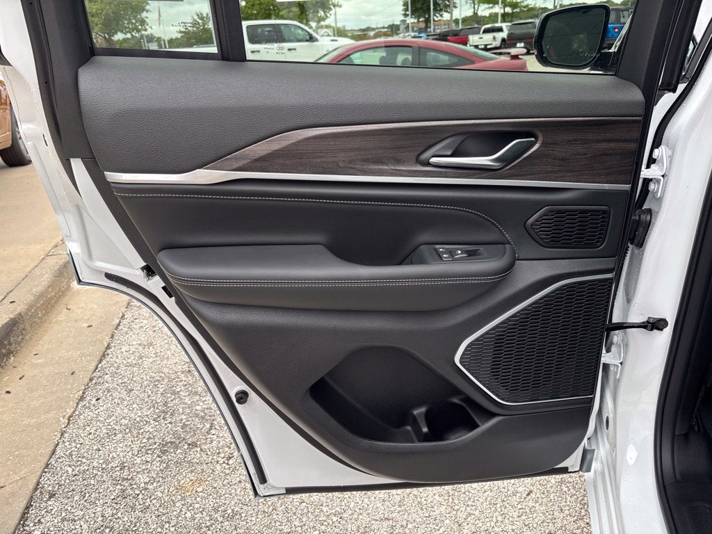2027 Jeep Grand Cherokee GRAND CHEROKEE LIMITED RESERVE 4X4