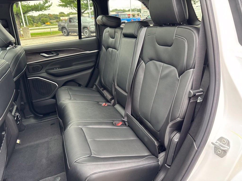 2027 Jeep Grand Cherokee GRAND CHEROKEE LIMITED RESERVE 4X4
