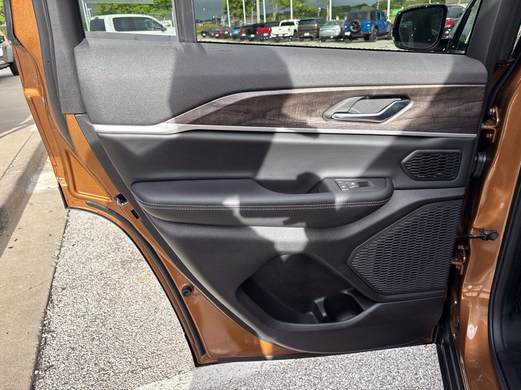 2027 Jeep Grand Cherokee GRAND CHEROKEE LIMITED 4X4