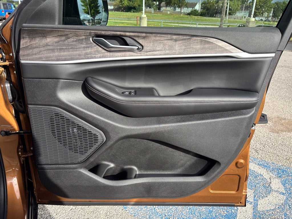 2027 Jeep Grand Cherokee GRAND CHEROKEE LIMITED 4X4