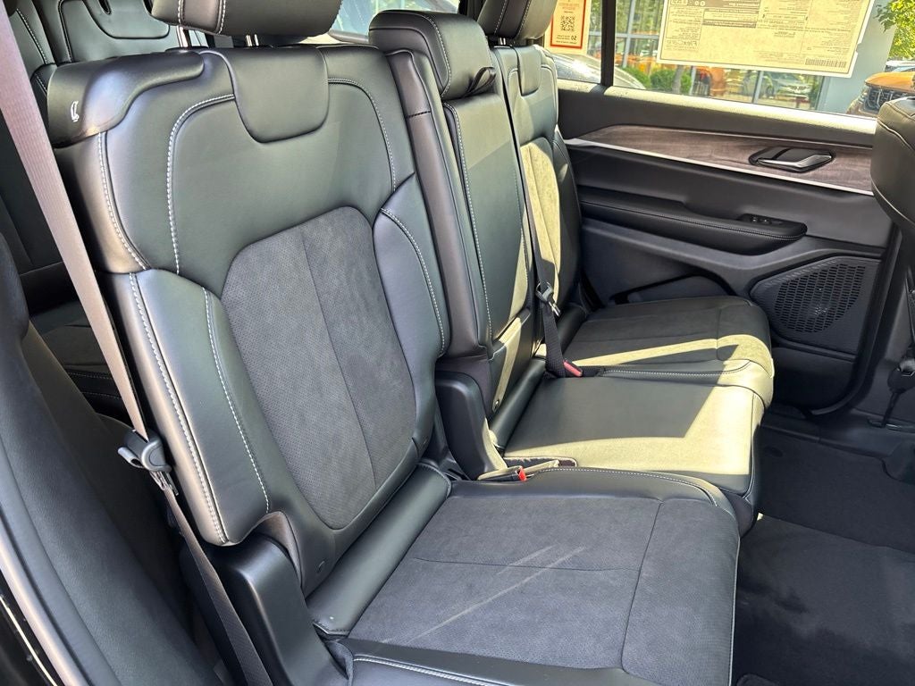 2027 Jeep Grand Cherokee Laredo Altitude