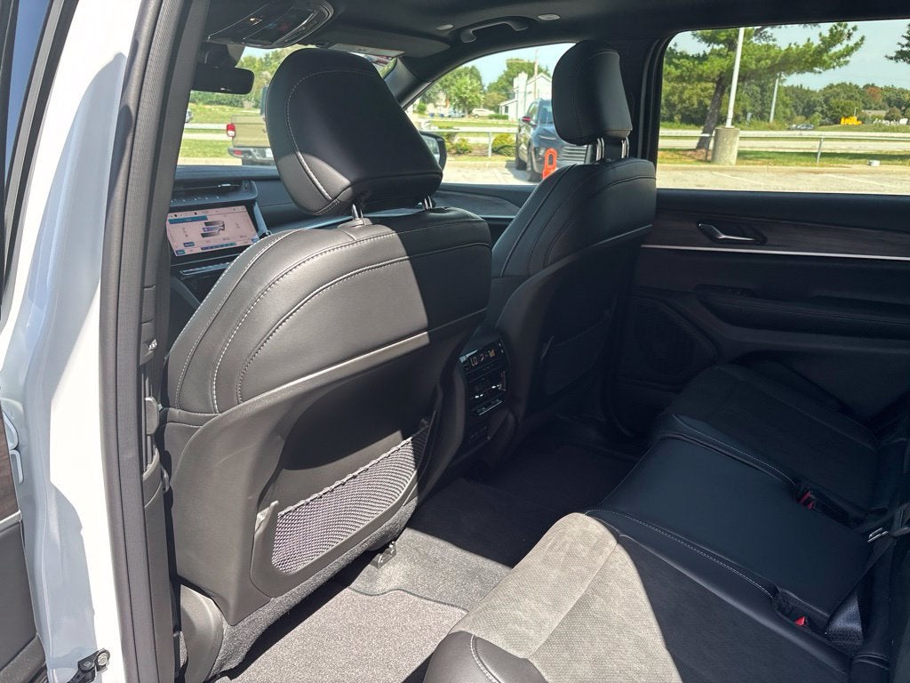 2027 Jeep Grand Cherokee GRAND CHEROKEE L LAREDO ALTITUDE 4X4