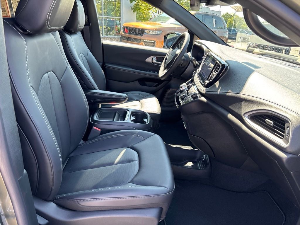 2027 Chrysler Pacifica PACIFICA SELECT