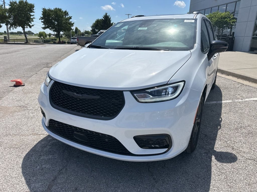 2025 Chrysler Pacifica Limited - Photo 11