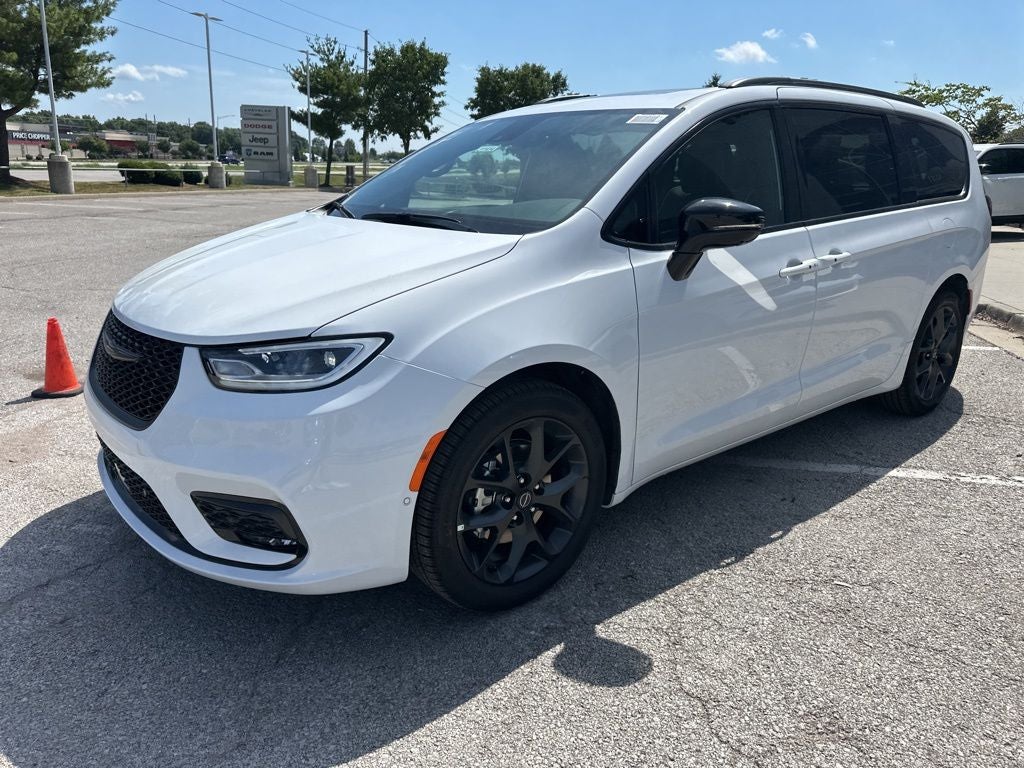 2025 Chrysler Pacifica Limited - Photo 13