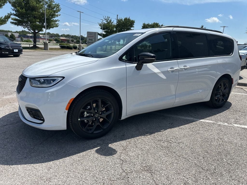 2025 Chrysler Pacifica Limited - Photo 14
