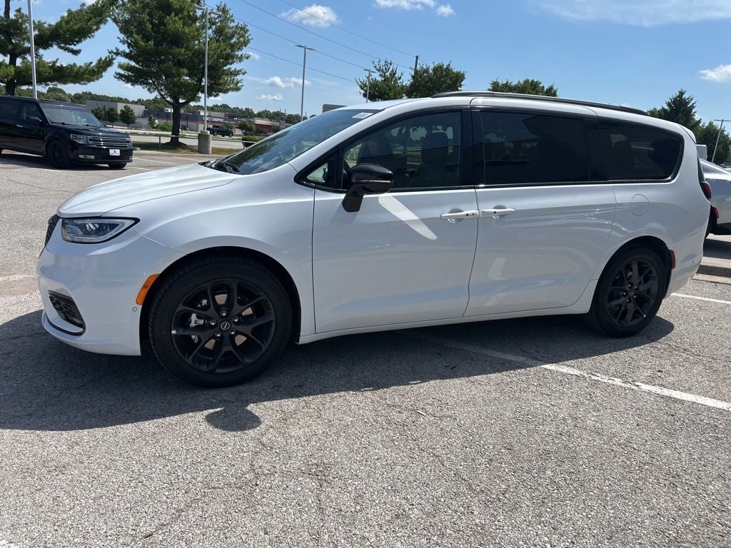 2025 Chrysler Pacifica Limited - Photo 15