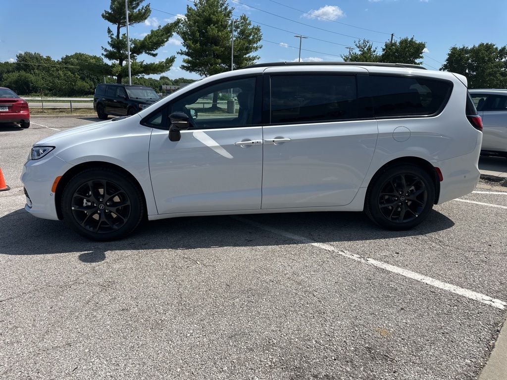 2025 Chrysler Pacifica Limited - Photo 17