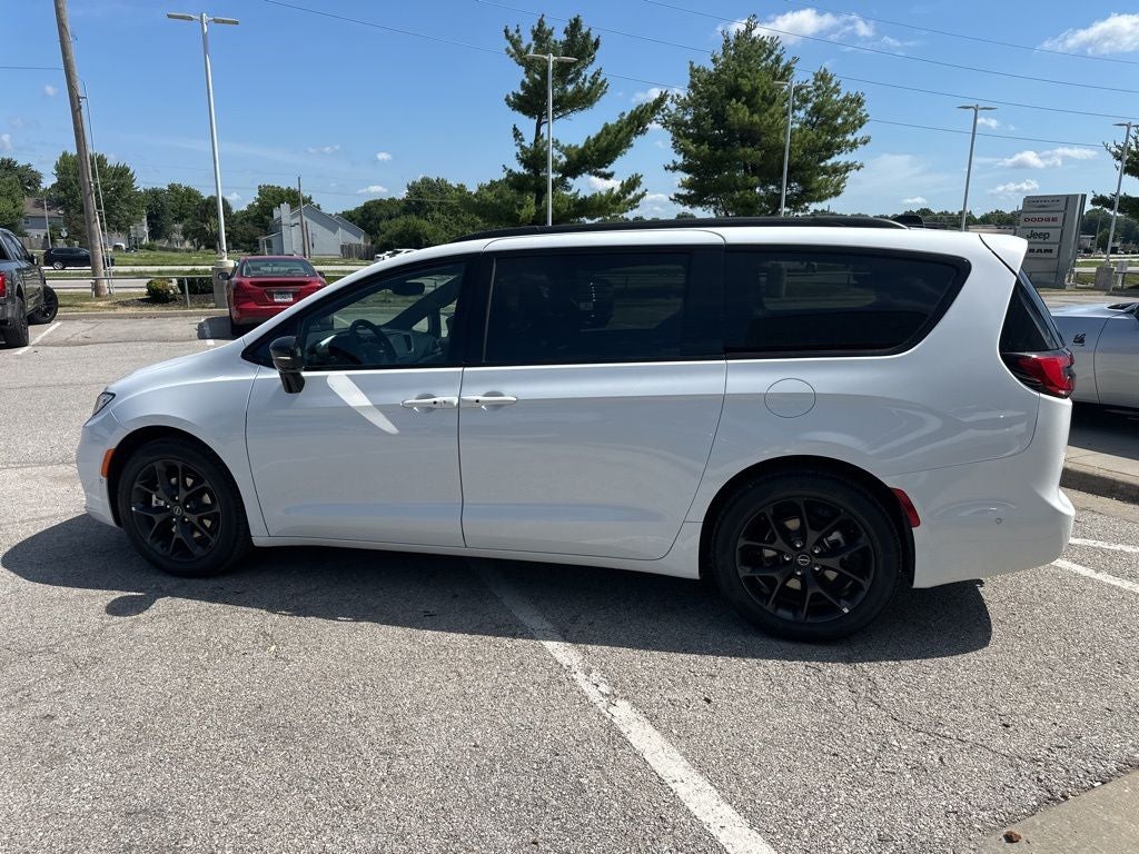 2025 Chrysler Pacifica Limited - Photo 18