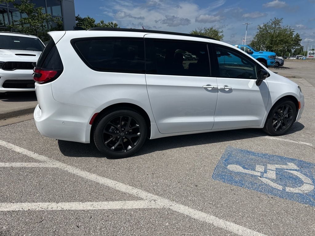 2025 Chrysler Pacifica Limited - Photo 30