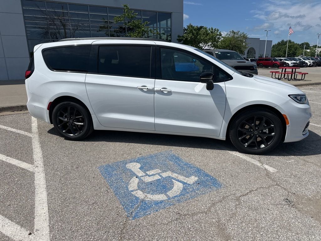 2025 Chrysler Pacifica PACIFICA LIMITED