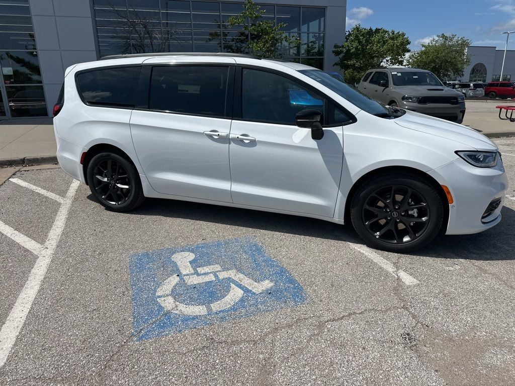 2025 Chrysler Pacifica Limited - Photo 35