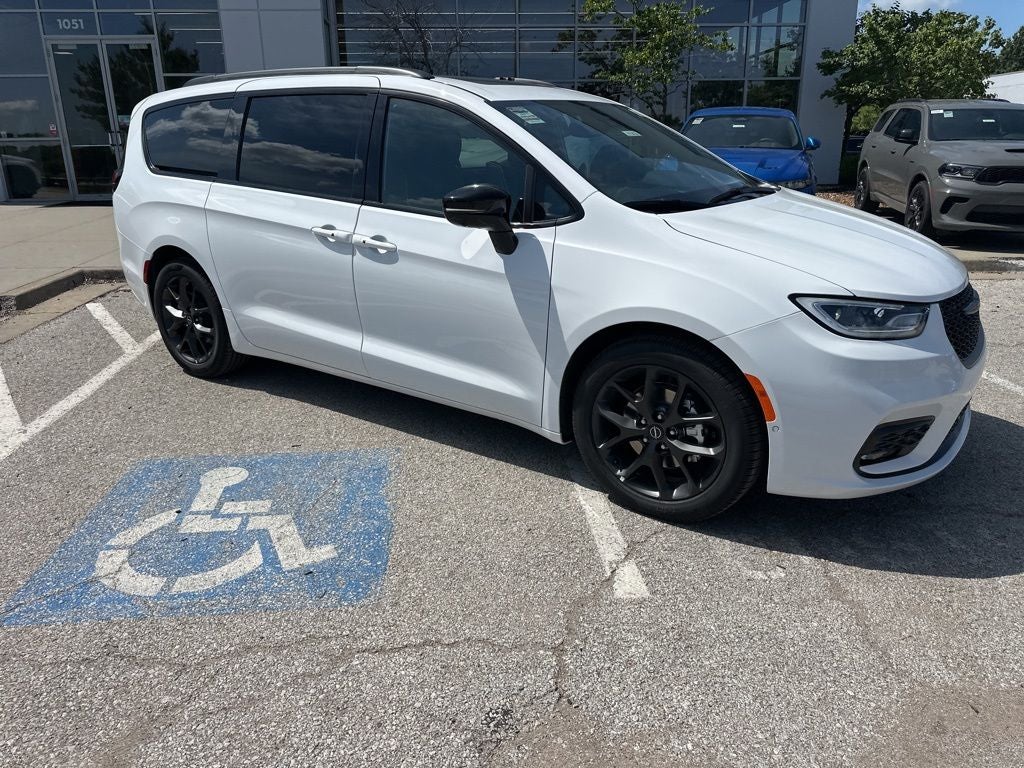 2025 Chrysler Pacifica PACIFICA LIMITED