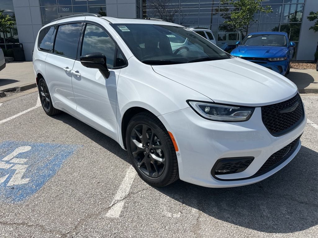 2025 Chrysler Pacifica Limited - Photo 6