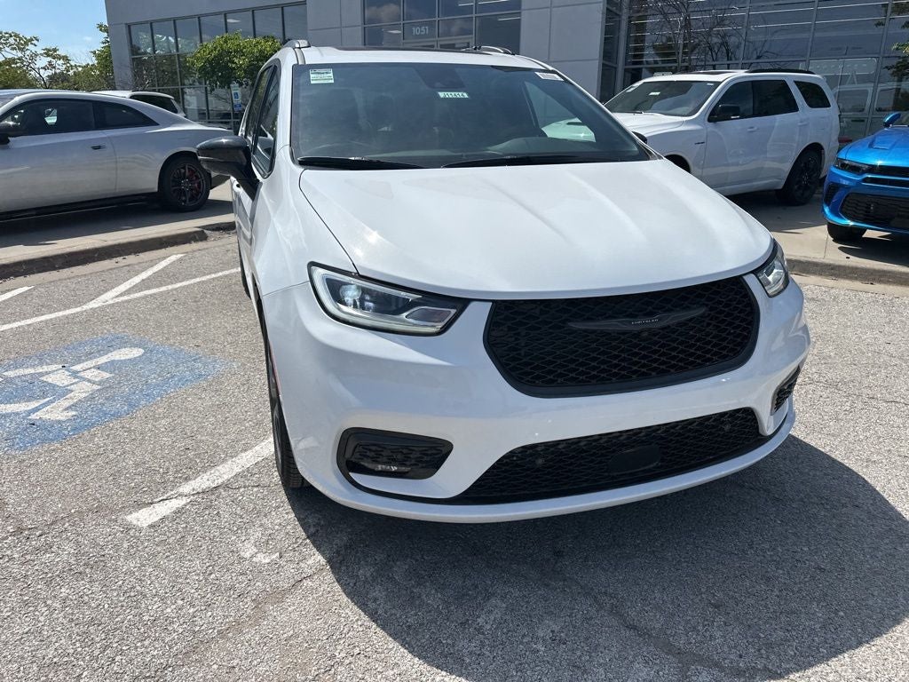2025 Chrysler Pacifica Limited - Photo 8