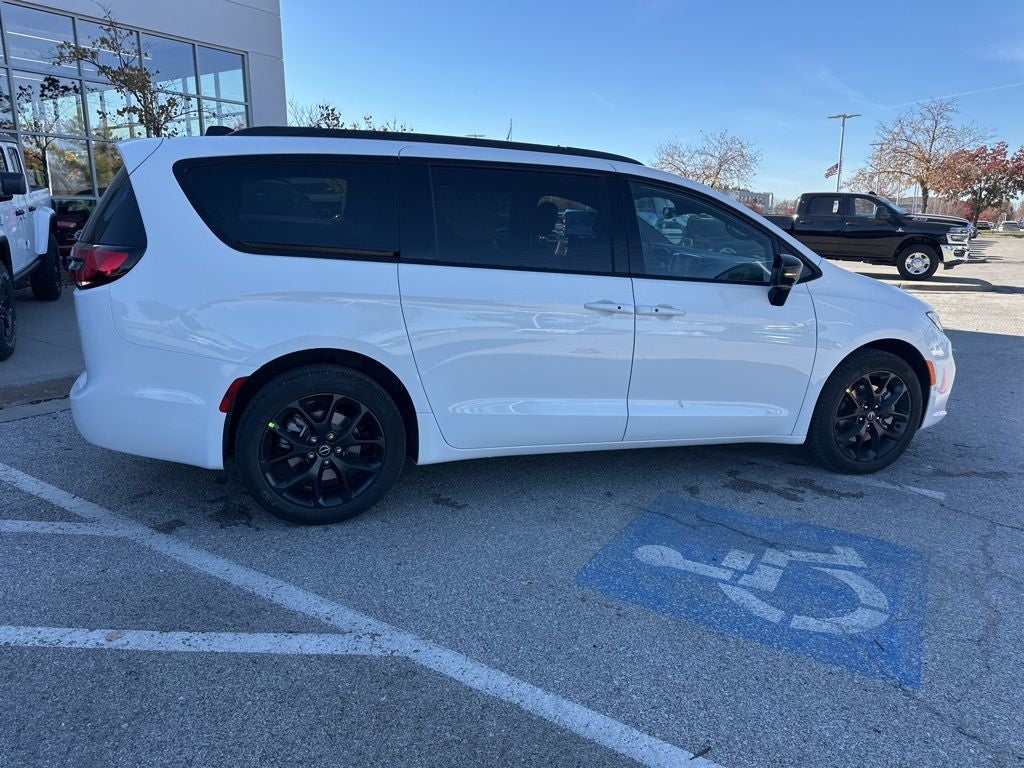 2026 Chrysler Pacifica PACIFICA SELECT AWD