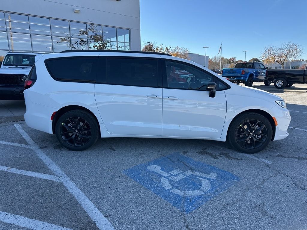 2026 Chrysler Pacifica PACIFICA SELECT AWD