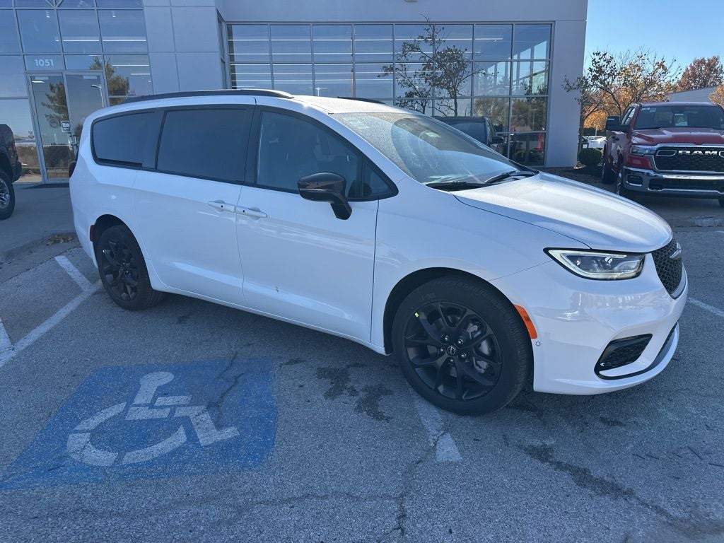 2026 Chrysler Pacifica PACIFICA SELECT AWD