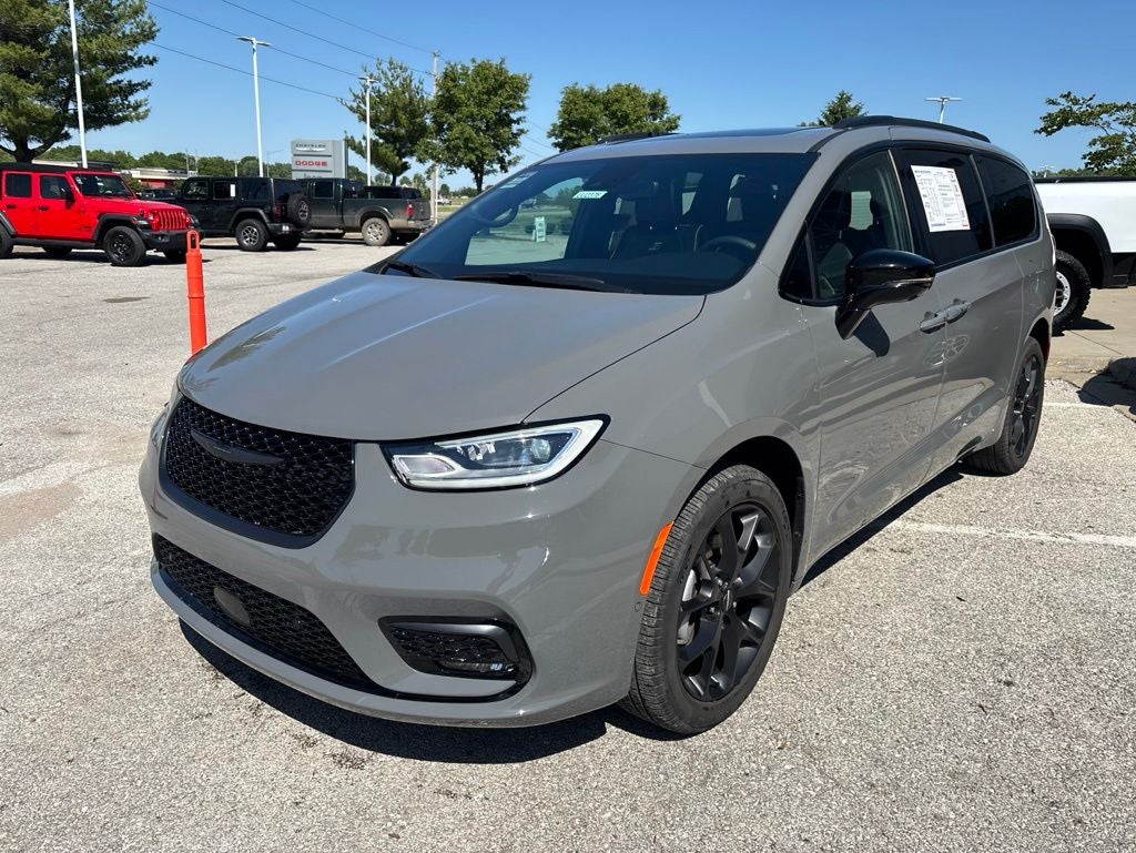 2025 Chrysler Pacifica Limited AWD