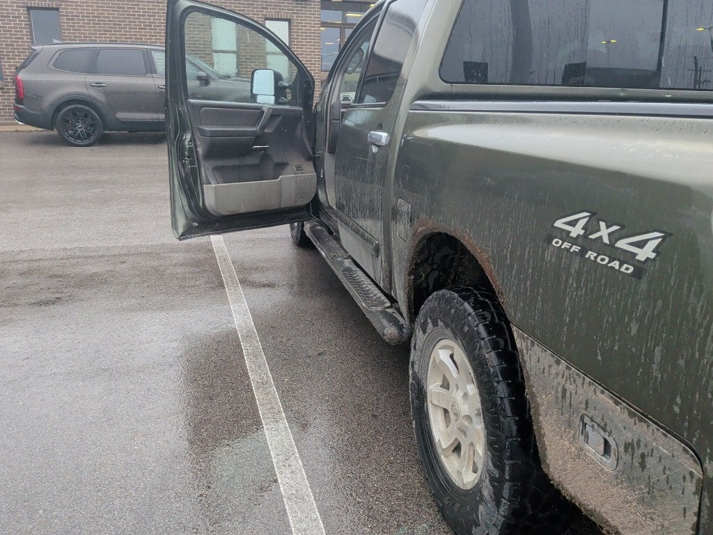 2004 Nissan Titan LE